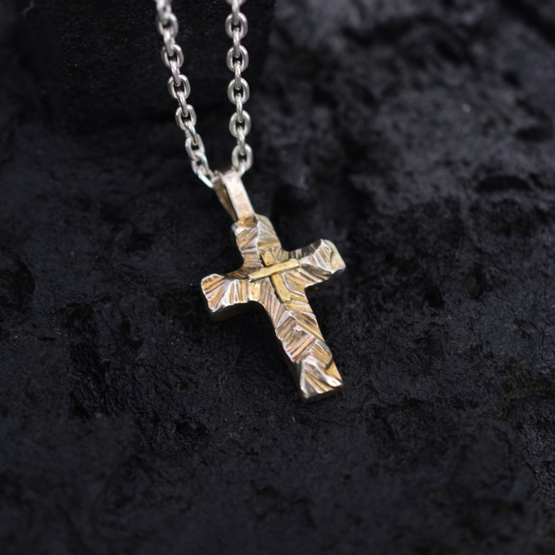 Сребърен медальон 925 „Релефен кръст със златни акценти“ | Символ на вяра и вътрешна сила | Бохо – рустик – скулптурно бижу | Арт Дива