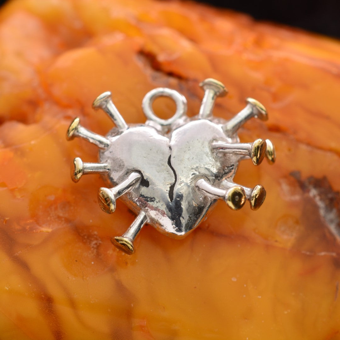 Сребърен медальон 925 „Сърце с пирони“ – символ на болка, изцеление и вътрешна сила | Бохо – рустик – скулптурно бижу | Арт Дива (златни акценти)