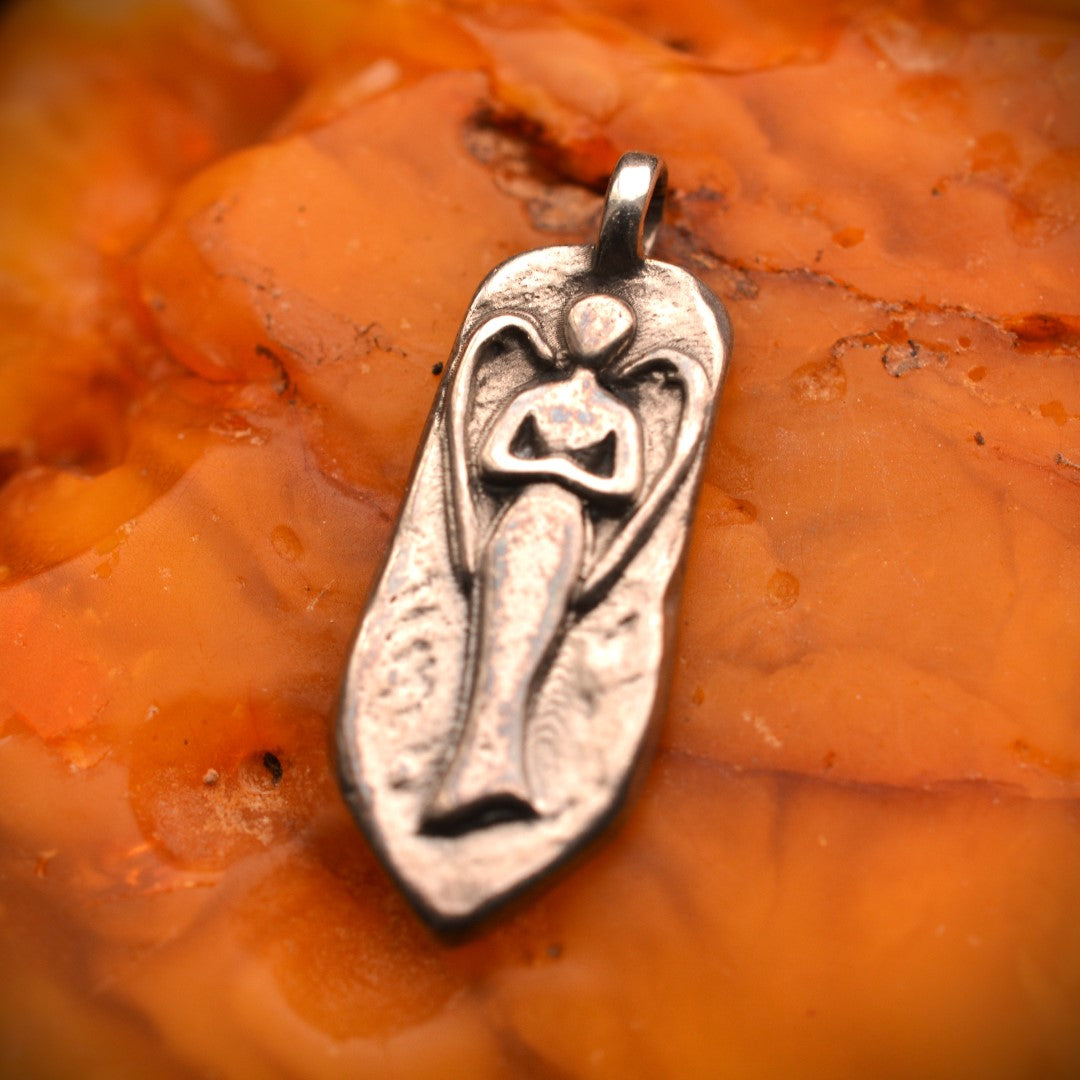 Сребърен медальон 925 „Ангел пазител“ – скулптурен талисман за защита и вътрешна сила | Оксидирано бохо–рустик бижу | Арт Дива