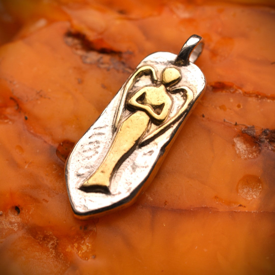 Сребърен медальон 925 „Ангел пазител“ – скулптурен талисман за защита и светлина | Ръчно полирано бижу със златни акценти | Арт Дива