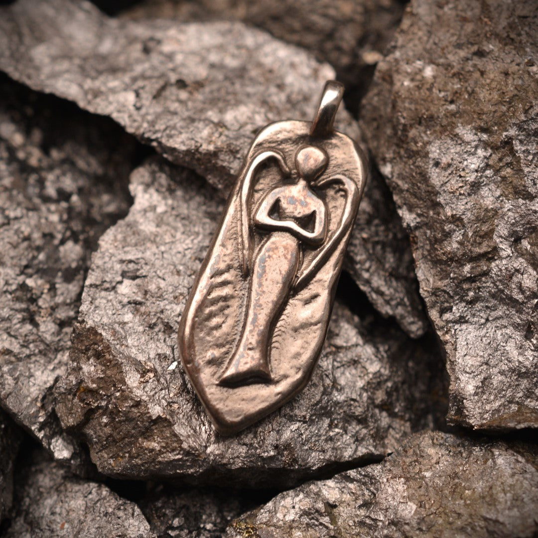 Сребърен медальон 925 „Ангел пазител“ – скулптурен талисман за защита и вътрешна сила | Оксидирано бохо–рустик бижу | Арт Дива