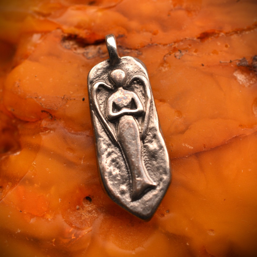 Сребърен медальон 925 „Ангел пазител“ – скулптурен талисман за защита и вътрешна сила | Оксидирано бохо–рустик бижу | Арт Дива