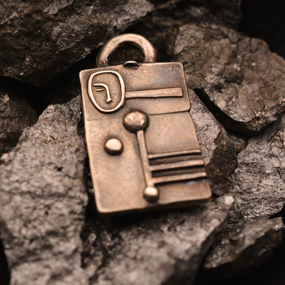 Сребърен медальон 925 „Архитектурна абстракция“ – амулет за креативност, индивидуализъм и модерно излъчване | Скулптурно бохо-рустик бижу | Арт Дива