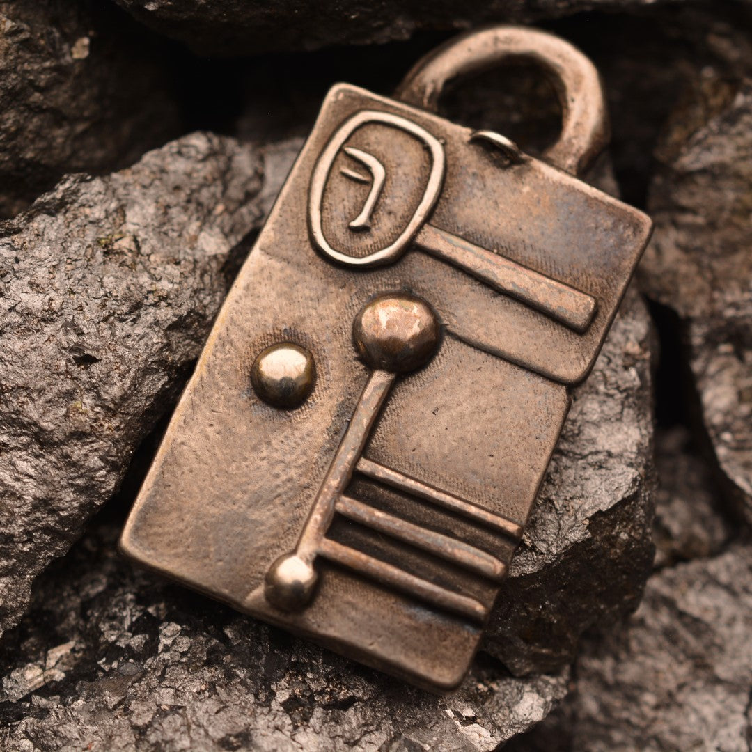 Сребърен медальон 925 „Архитектурна абстракция“ – амулет за креативност, индивидуализъм и модерно излъчване | Скулптурно бохо-рустик бижу | Арт Дива