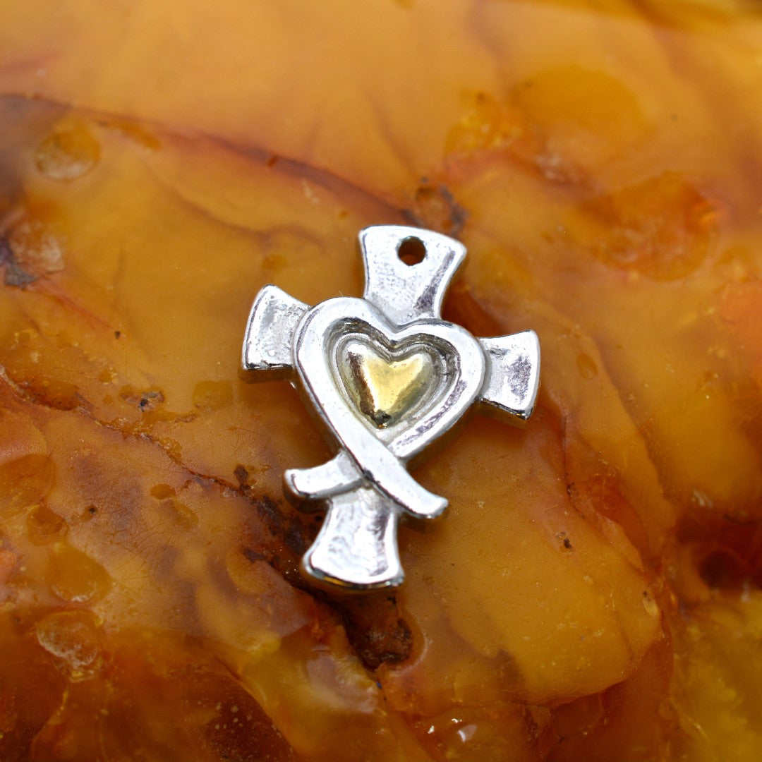Сребърен медальон 925 „Кръст със сърце и жалейка“ със златни акценти – символ на вяра и любов | Бохо – рустик – скулптурно бижу | Арт Дива