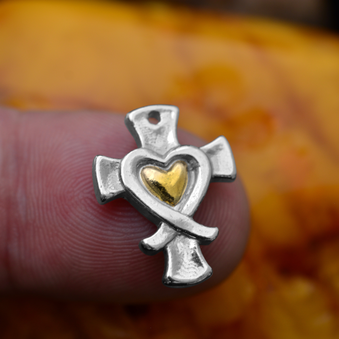 Сребърен медальон 925 „Кръст със сърце и жалейка“ със златни акценти – символ на вяра и любов | Бохо – рустик – скулптурно бижу | Арт Дива