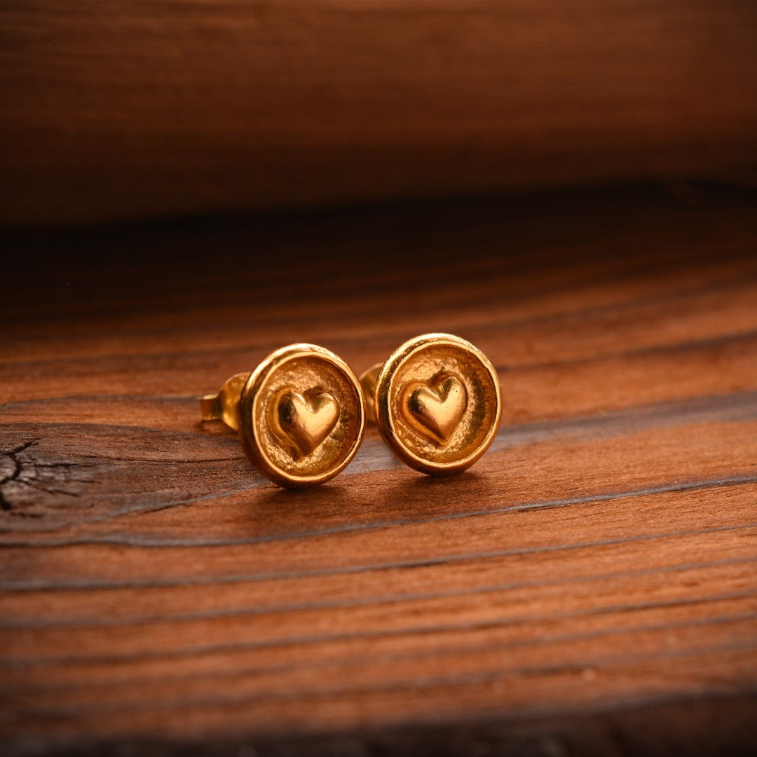 Позлатени сребърни обеци 925 със скулптурно сърце в кръгла рамка | Арт Дива бохо бижу
