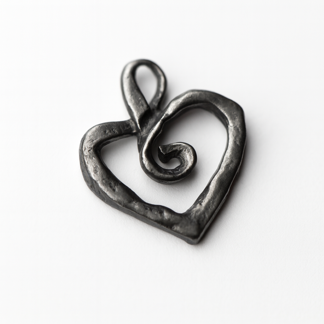 Сребърен медальон 925 „Спиралообразно сърце“ – символ на любов и духовност | Бохо – рустик – скулптурно бижу | Арт Дива