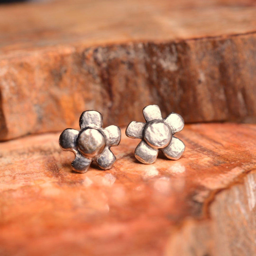 Сребърни обеци 925 „Дива Маргаритка“ – винтидж флорални мини обеци Арт Дива