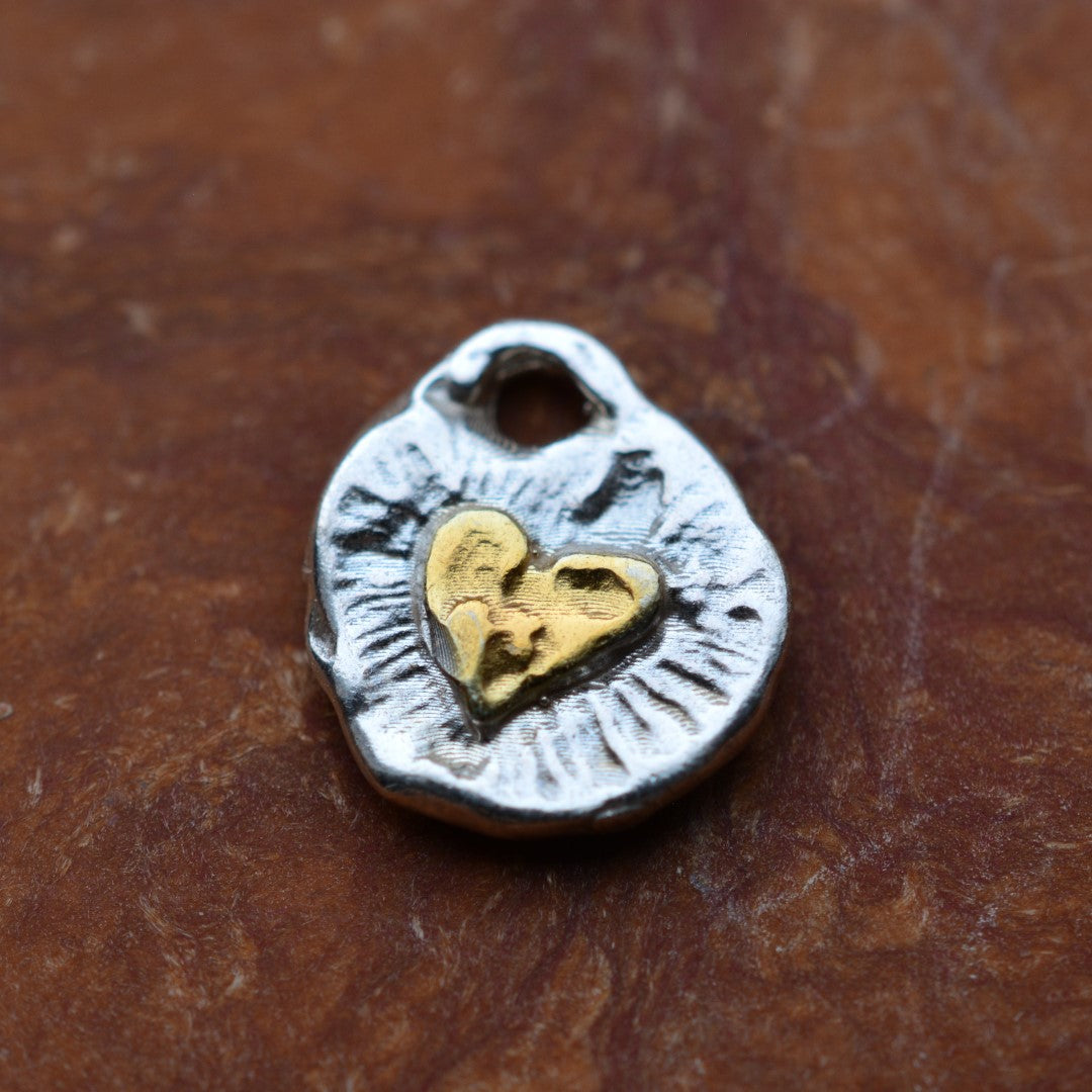 Сребърен медальон 925 „Златно сърце Love“ | Амулет на любов и светлина | Ръчно изработено бижу със златни акценти от ArtDiva | Бохо – Рустик – Скулптурно бижу