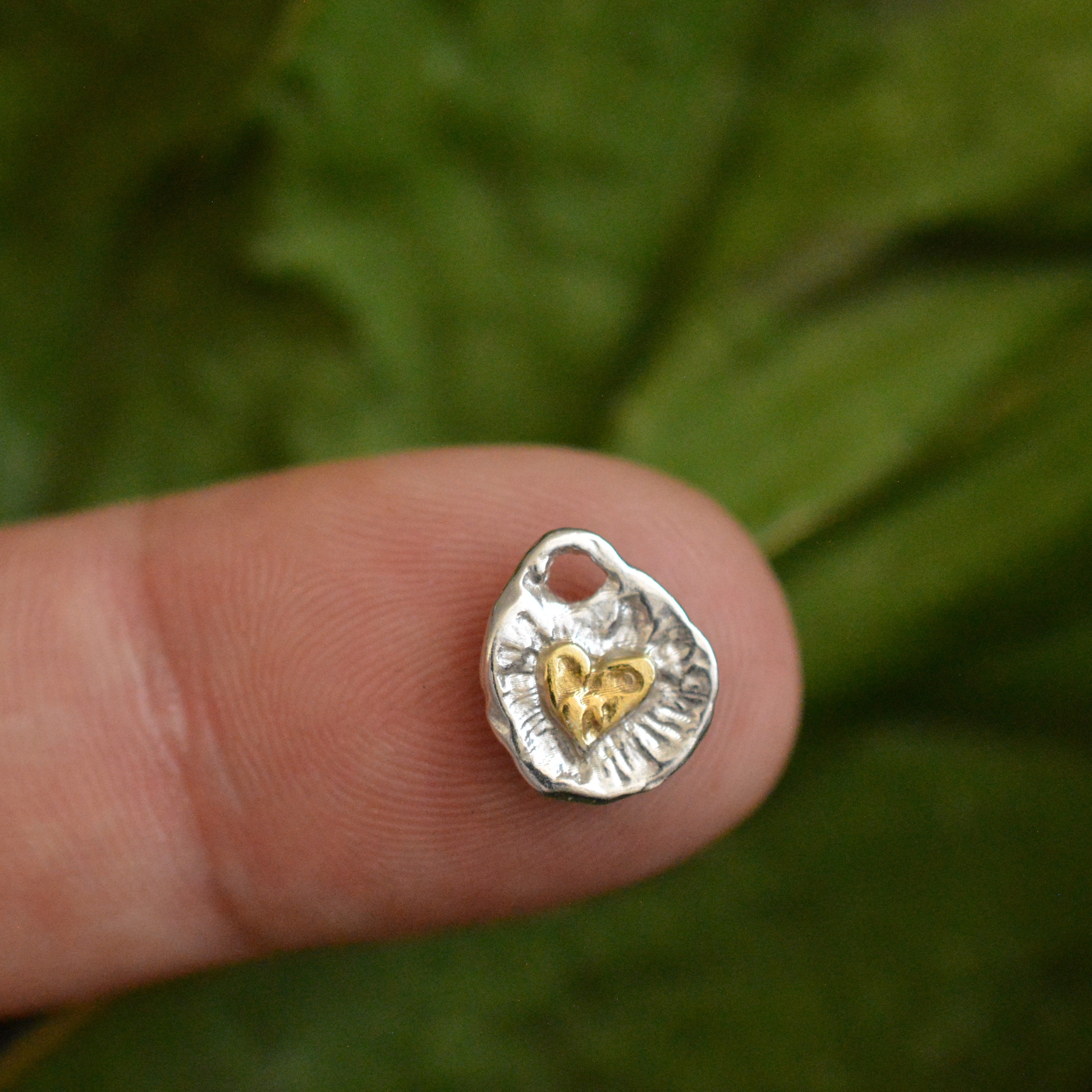 Сребърен медальон 925 „Златно сърце Love“ | Амулет на любов и светлина | Ръчно изработено бижу със златни акценти от ArtDiva | Бохо – Рустик – Скулптурно бижу