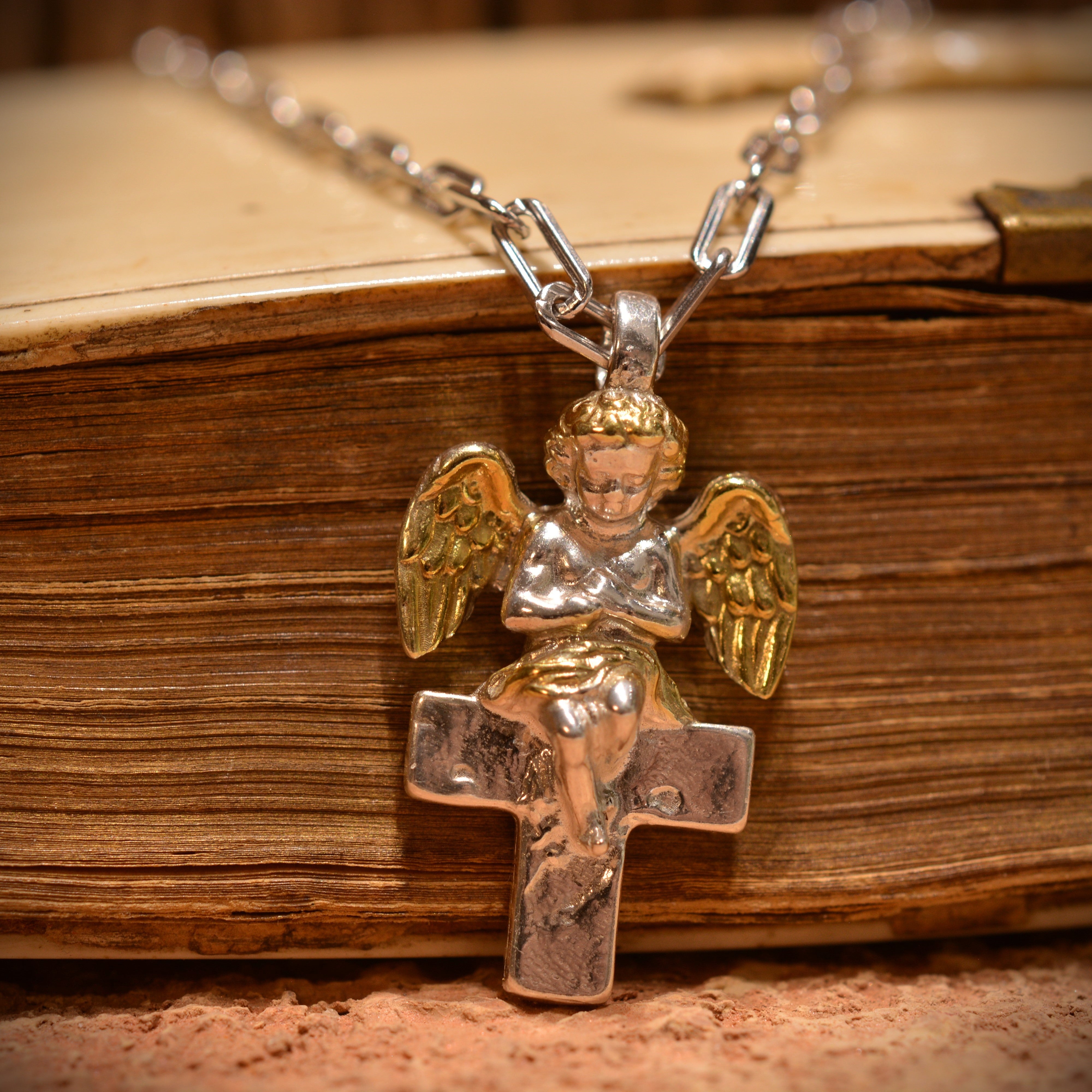 Сребърен медальон 925 „Ангел върху кръст“ | Талисман за закрила и светлина | Бохо рустик скулптурно бижу, ръчна изработка | ArtDiva