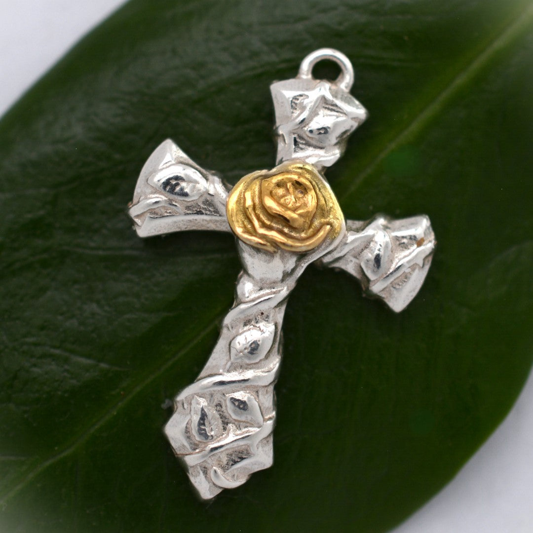 Сребърен медальон кръст 925 с роза – артистичен женски дизайн | Арт Дива