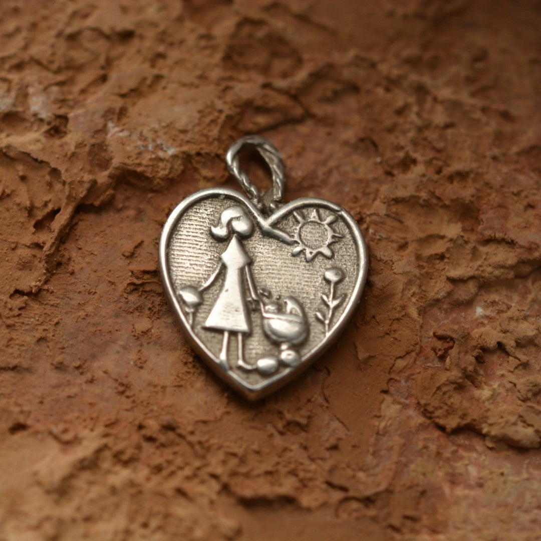Сребърен медальон 925 „Майчина любов“ | Талисман за новородено и първо раждане | Амулет на нежността и закрилата | Ръчно изработено бижу от Арт Дива | Бохо – Рустик – Скулптурно бижу