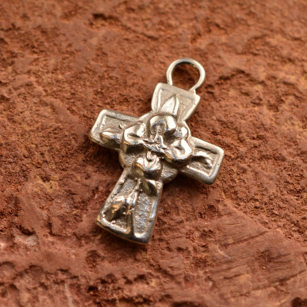 Дамски сребърен медальон 925 „Кръст с цветя“ | Символ на вяра, любов и ново начало | Ръчна изработка в бохо рустик скулптурен стил | Art Diva