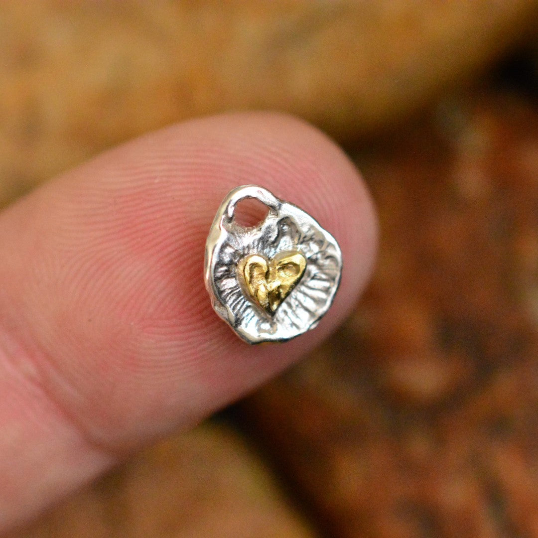 Сребърен медальон 925 „Златно сърце Love“ | Амулет на любов и светлина | Ръчно изработено бижу със златни акценти от ArtDiva | Бохо – Рустик – Скулптурно бижу