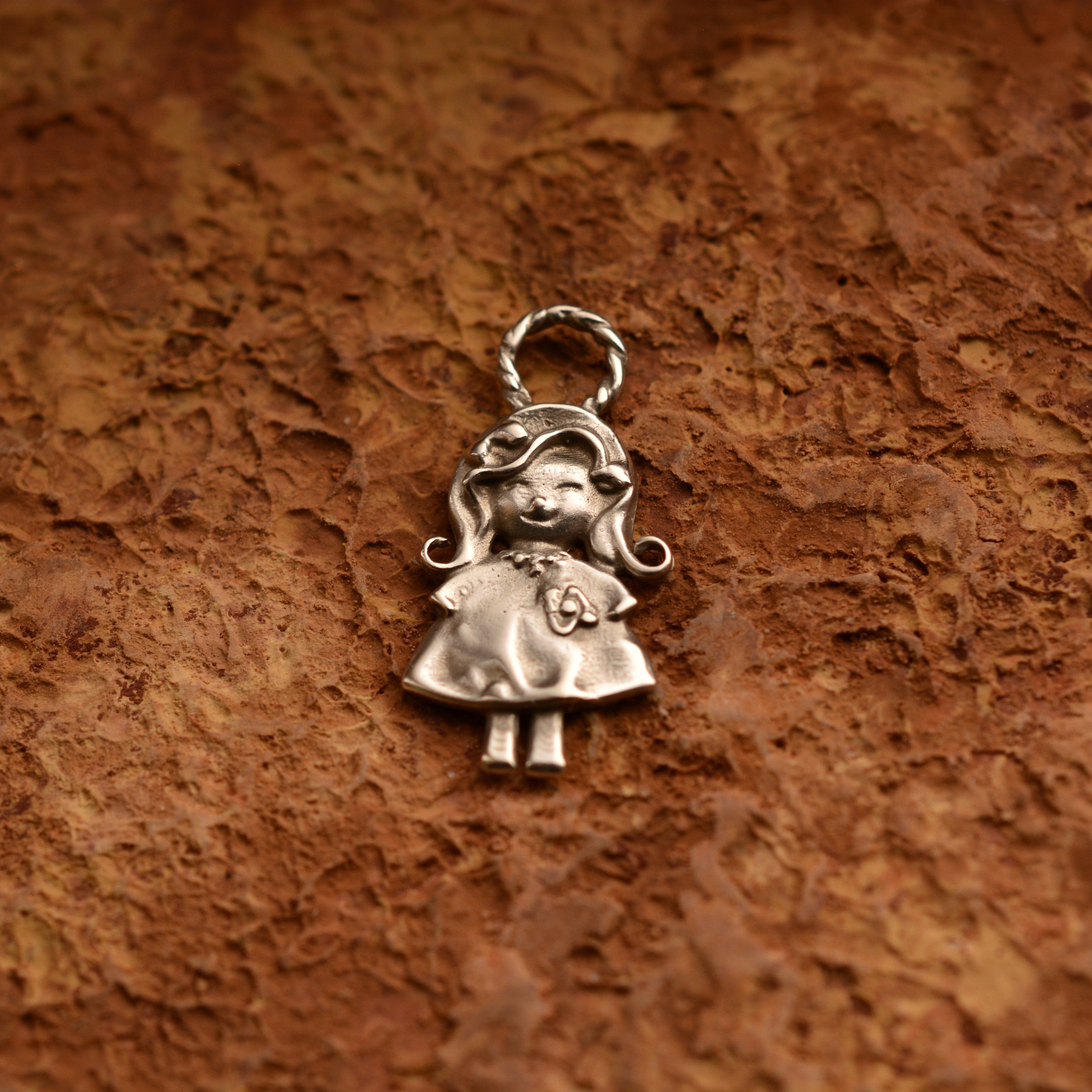 Сребърен медальон 925 „Малко момиче с цвете“ | Талисман за обич и спомен | Ръчно изработено бижу от Art Diva | Бохо – Рустик – Скулптурно
