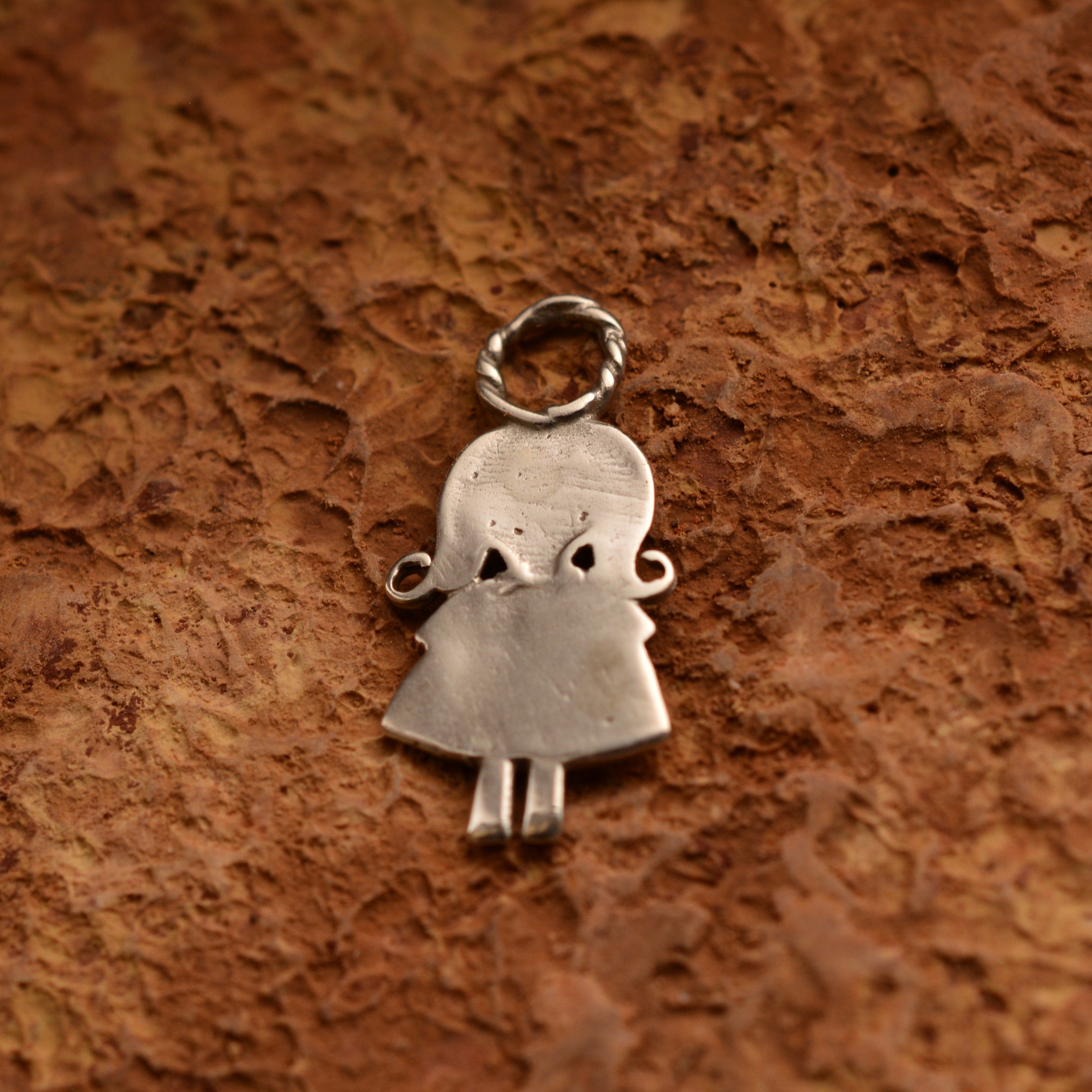 Сребърен медальон 925 „Малко момиче с цвете“ | Талисман за обич и спомен | Ръчно изработено бижу от Art Diva | Бохо – Рустик – Скулптурно