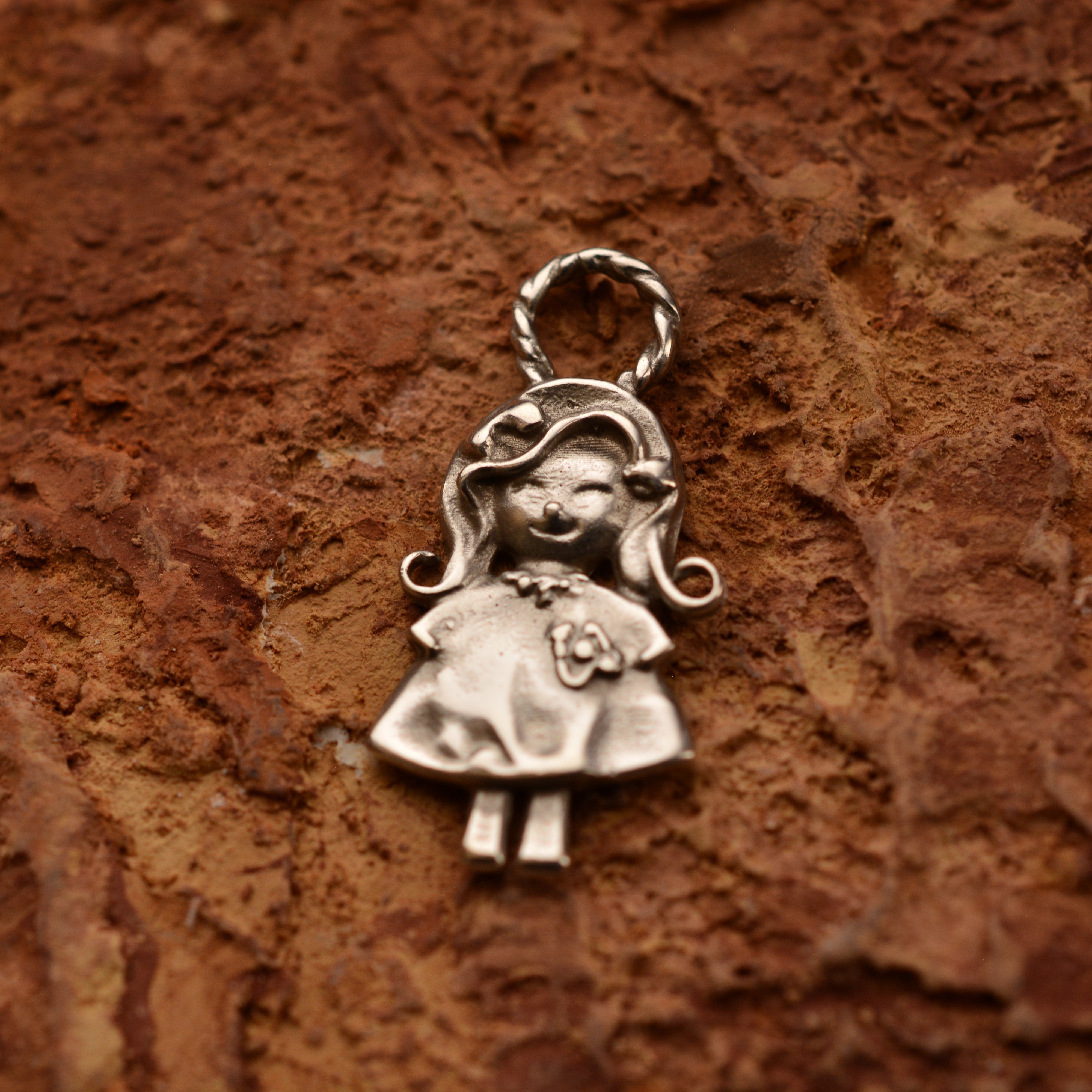 Сребърен медальон 925 „Малко момиче с цвете“ | Талисман за обич и спомен | Ръчно изработено бижу от Art Diva | Бохо – Рустик – Скулптурно