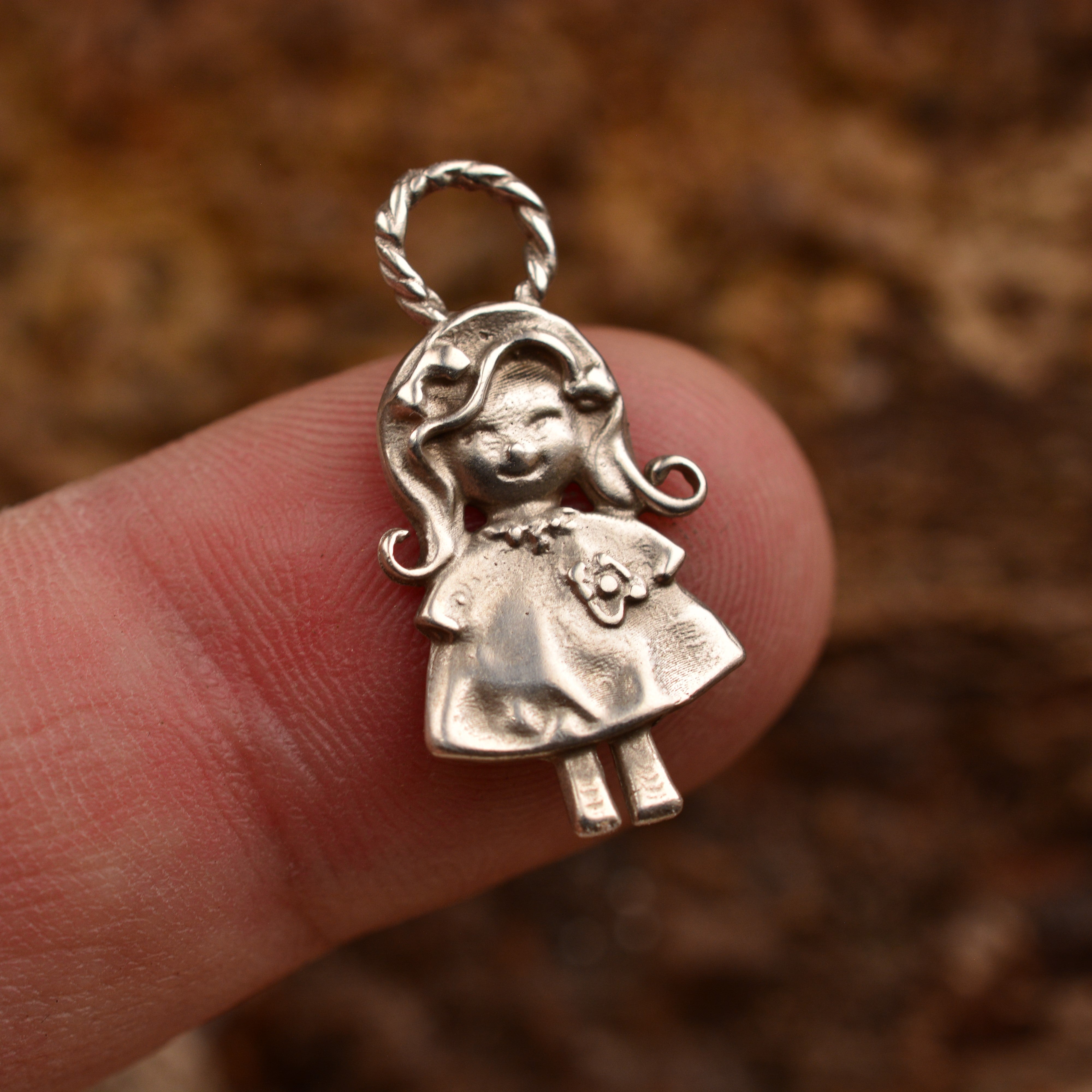Сребърен медальон 925 „Малко момиче с цвете“ | Талисман за обич и спомен | Ръчно изработено бижу от Art Diva | Бохо – Рустик – Скулптурно