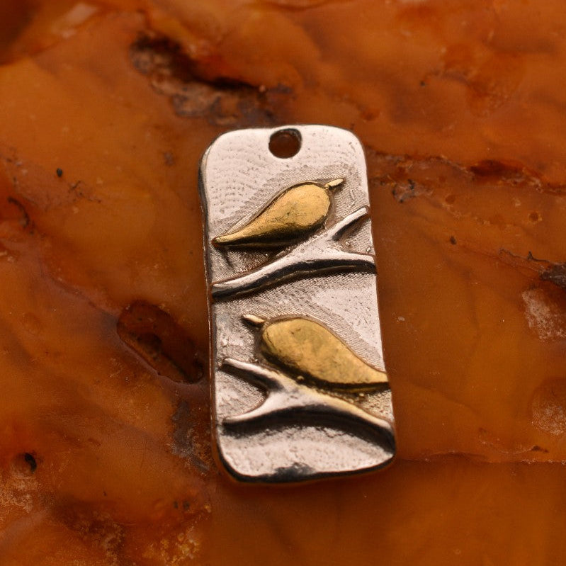 Сребърен медальон 925 „Две птички“ – талисман за любов, хармония и семейна връзка | Ръчно полирано със златни акценти | Арт Дива