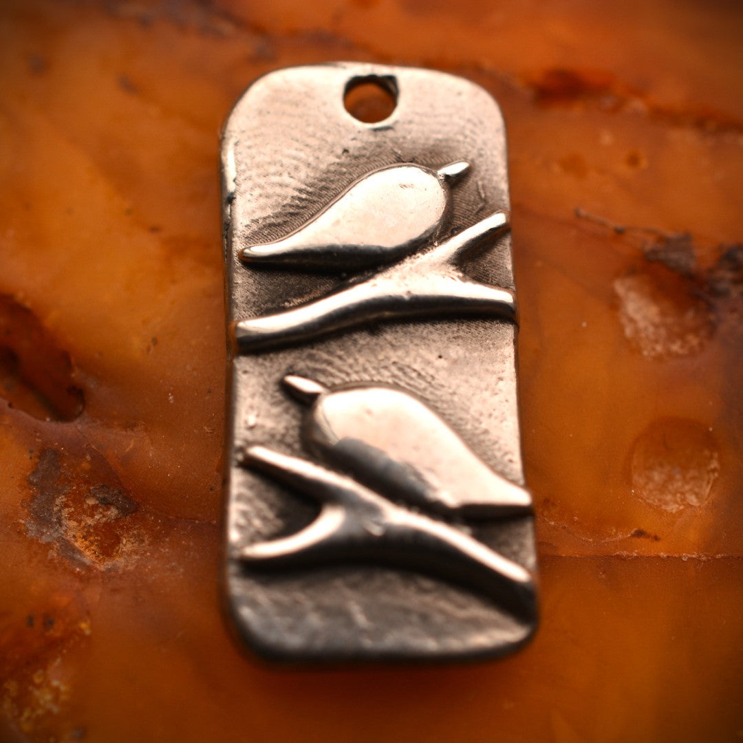 Сребърен медальон 925 „Двойка птици“ – талисман за любов, нежност и хармония | Оксидирано бохо–рустик скулптурно бижу | Арт Дива