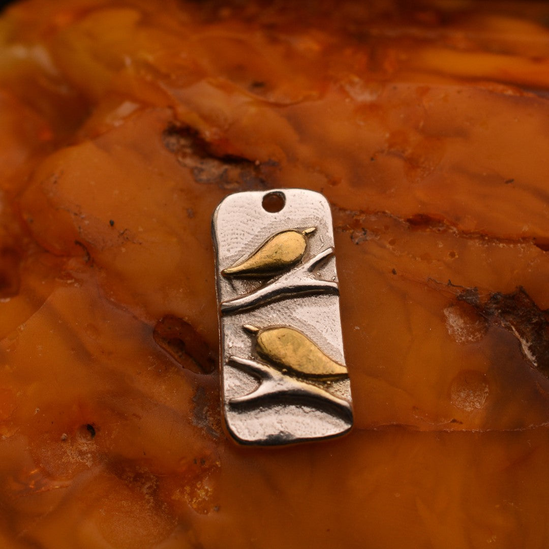 Сребърен медальон 925 „Две птички“ – талисман за любов, хармония и семейна връзка | Ръчно полирано със златни акценти | Арт Дива