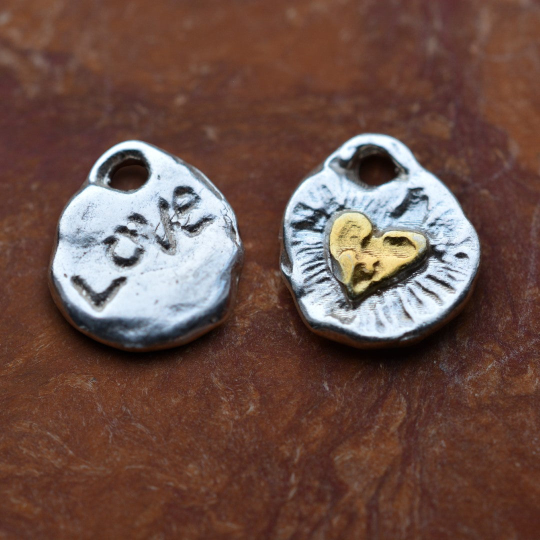 Сребърен медальон 925 „Златно сърце Love“ | Амулет на любов и светлина | Ръчно изработено бижу със златни акценти от ArtDiva | Бохо – Рустик – Скулптурно бижу