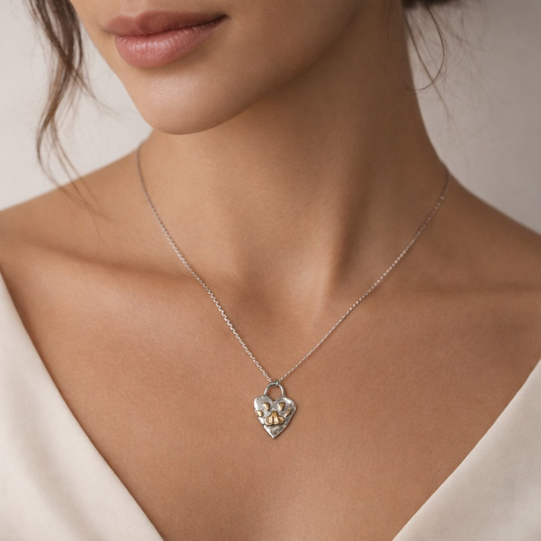 Сребърен медальон 925 „Пухкава следа“ | Амулет на любов и вярност | Ръчно изработено бижу със златни акценти от ArtDiva | Бохо – Рустик – Скулптурно бижу