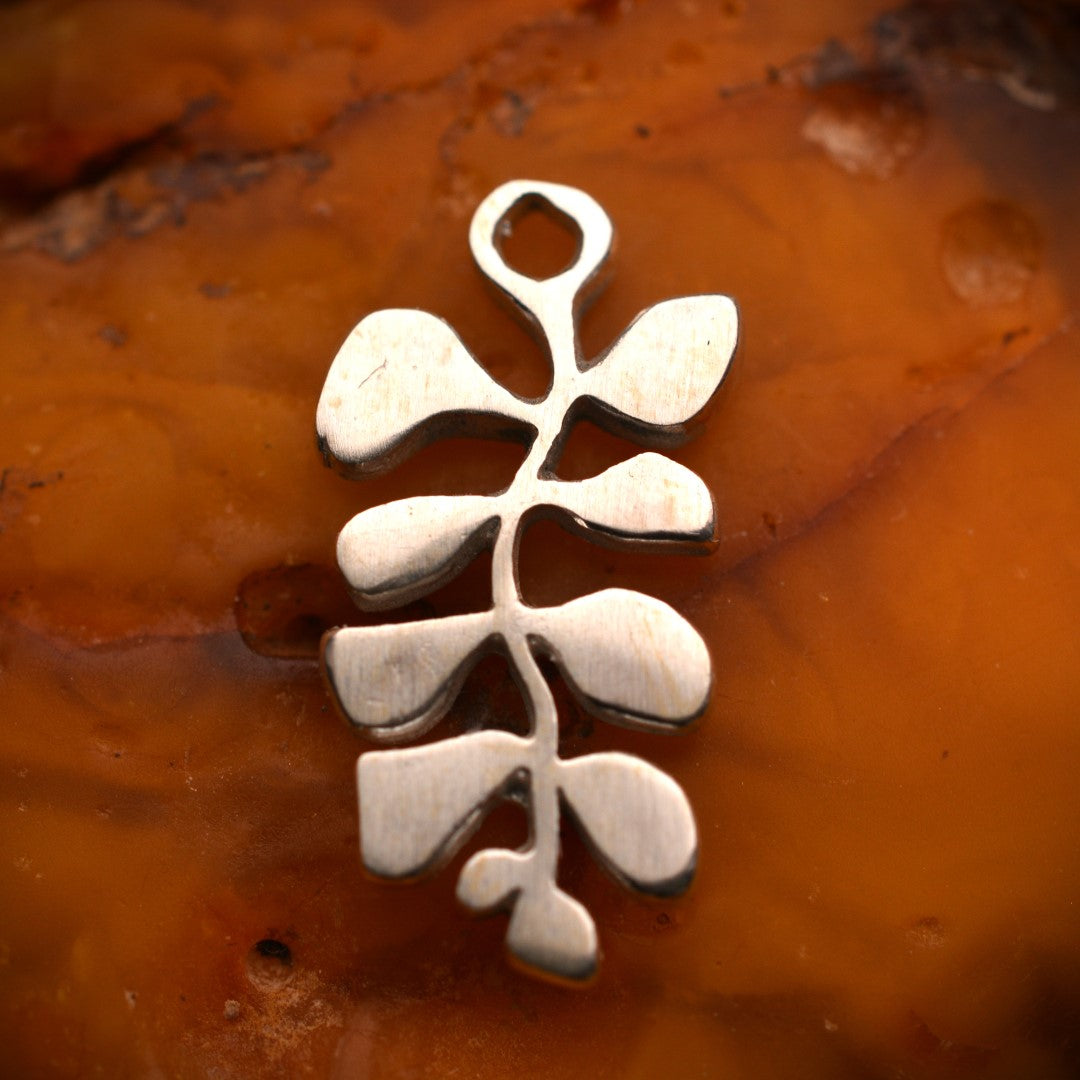 Сребърен медальон 925 „Листенца“ – талисман за хармония и естествена нежност | Ръчно полирано | Арт Дива