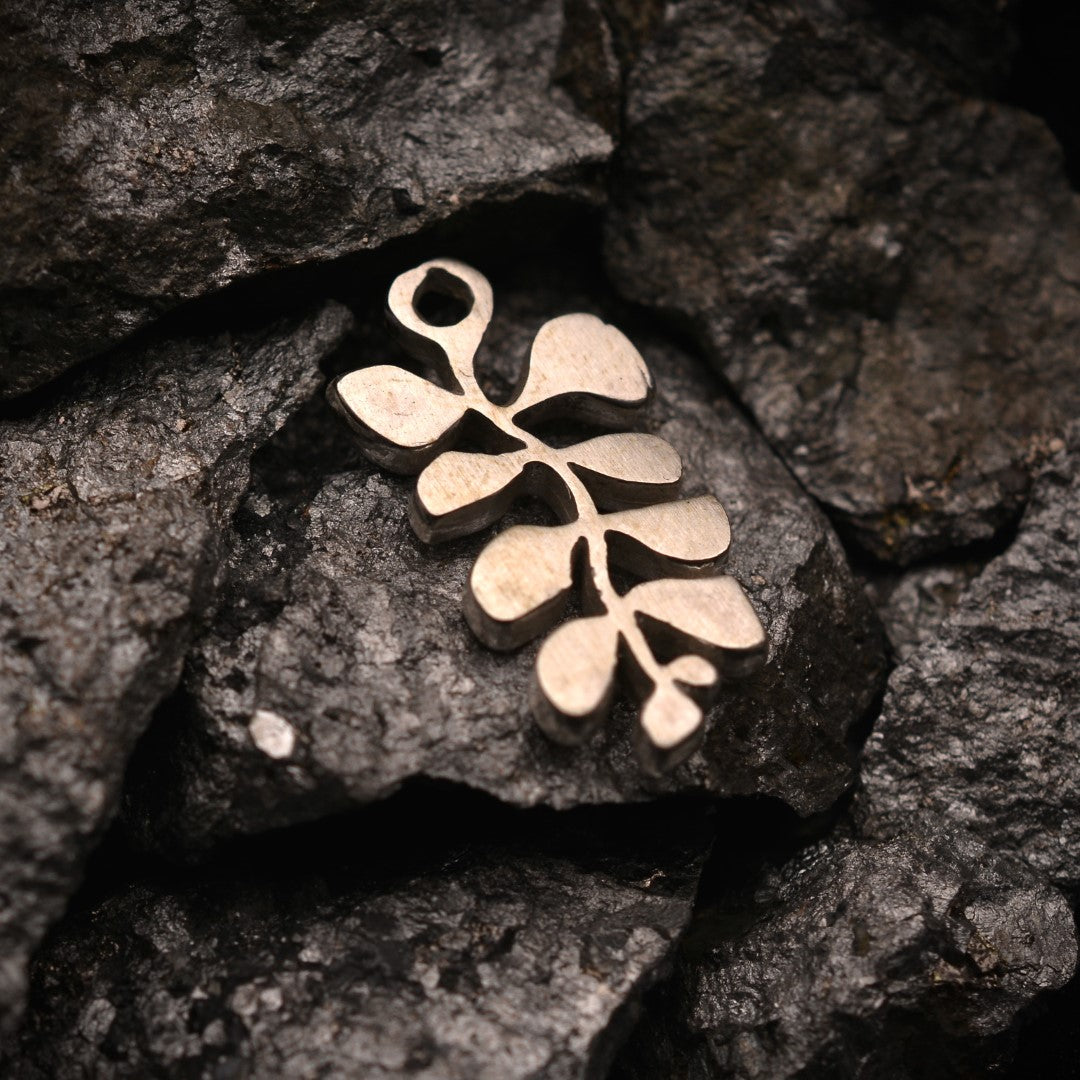 Сребърен медальон 925 „Листенца“ – талисман за хармония и естествена нежност | Ръчно полирано | Арт Дива