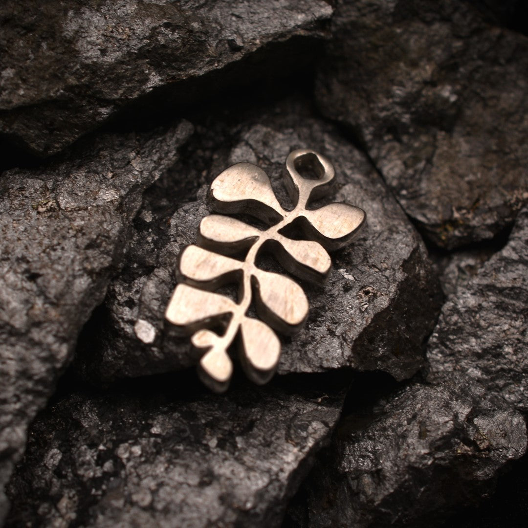 Сребърен медальон 925 „Листенца“ – талисман за хармония и естествена нежност | Ръчно полирано | Арт Дива