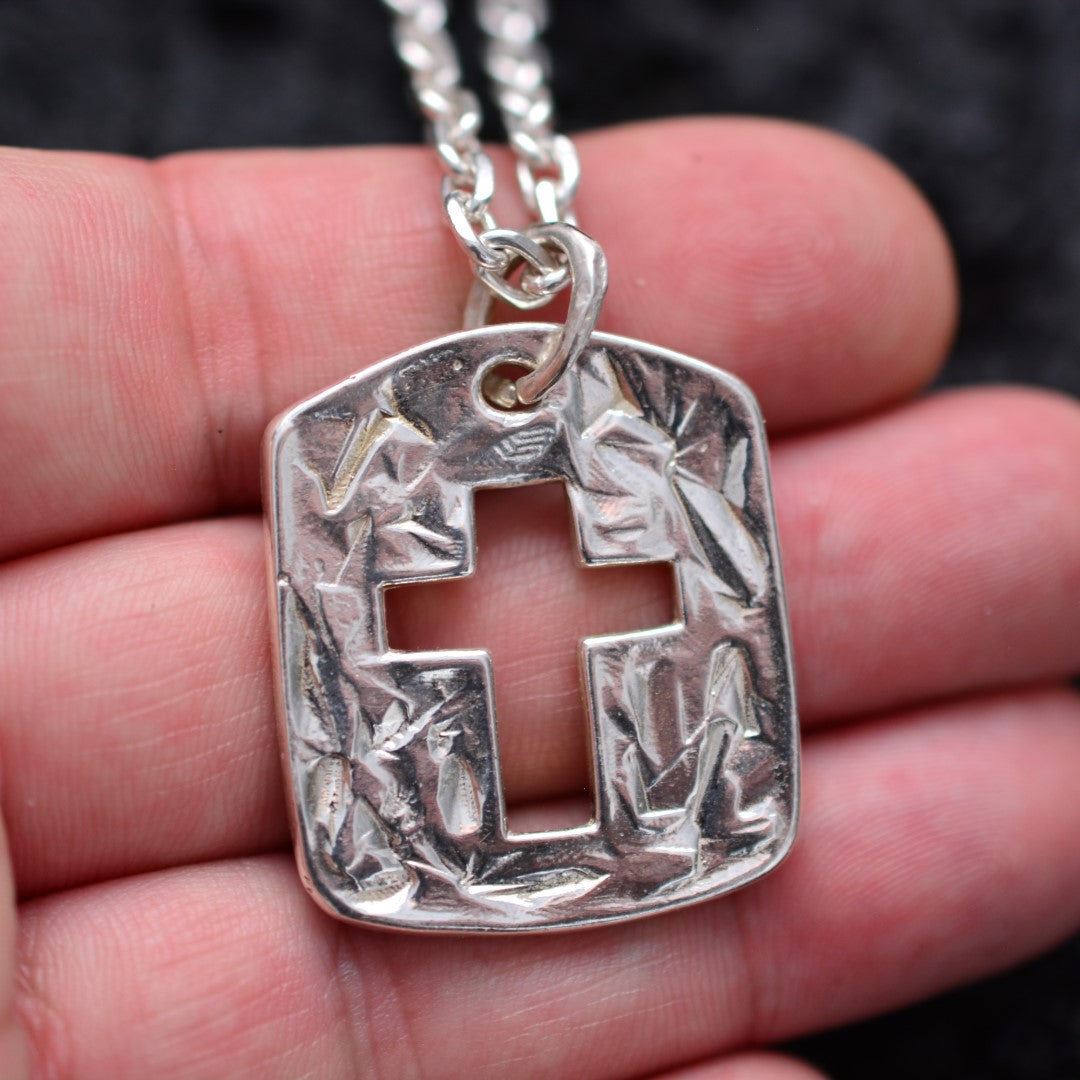 Сребърен мъжки кръст 925 – масивен ръчно полиран медальон с изрязан кръст | Бохо рустик бижу | ArtDiva