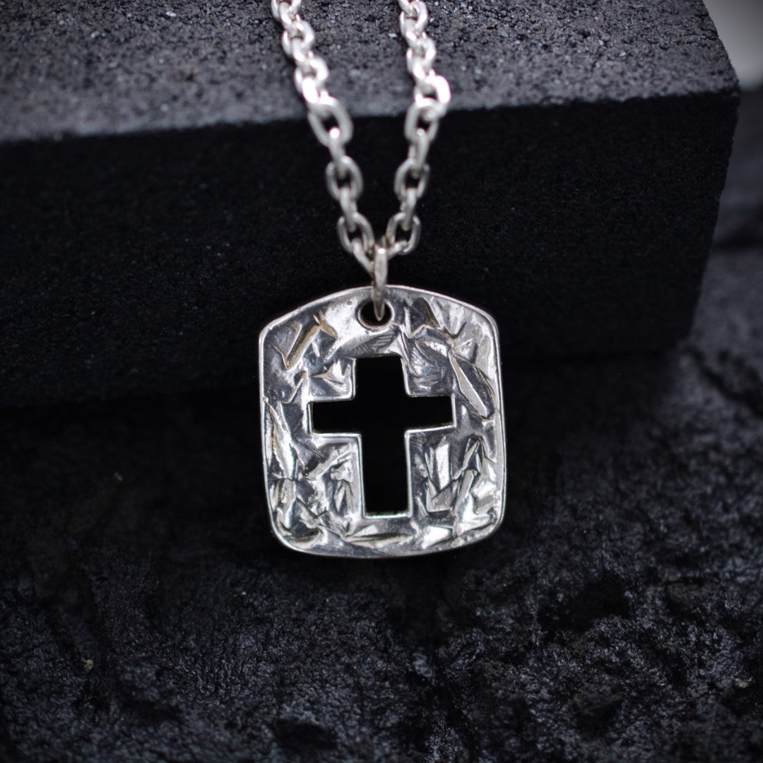 Сребърен мъжки кръст 925 – масивен ръчно полиран медальон с изрязан кръст | Бохо рустик бижу | ArtDiva