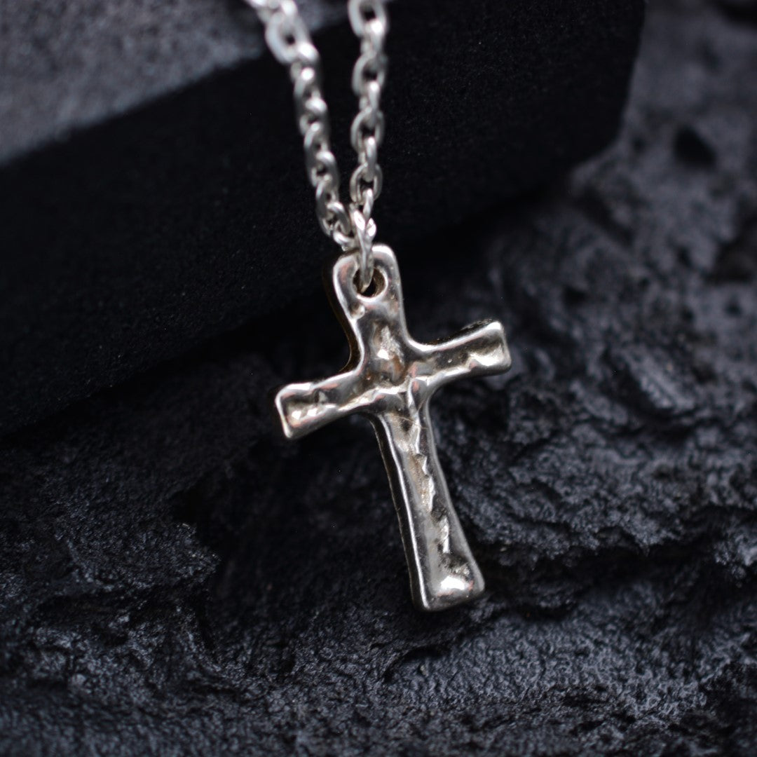 Мъжки масивен сребърен кръст 925 „Сила и вяра“ – ръчно полиран символ на устойчивост и защита