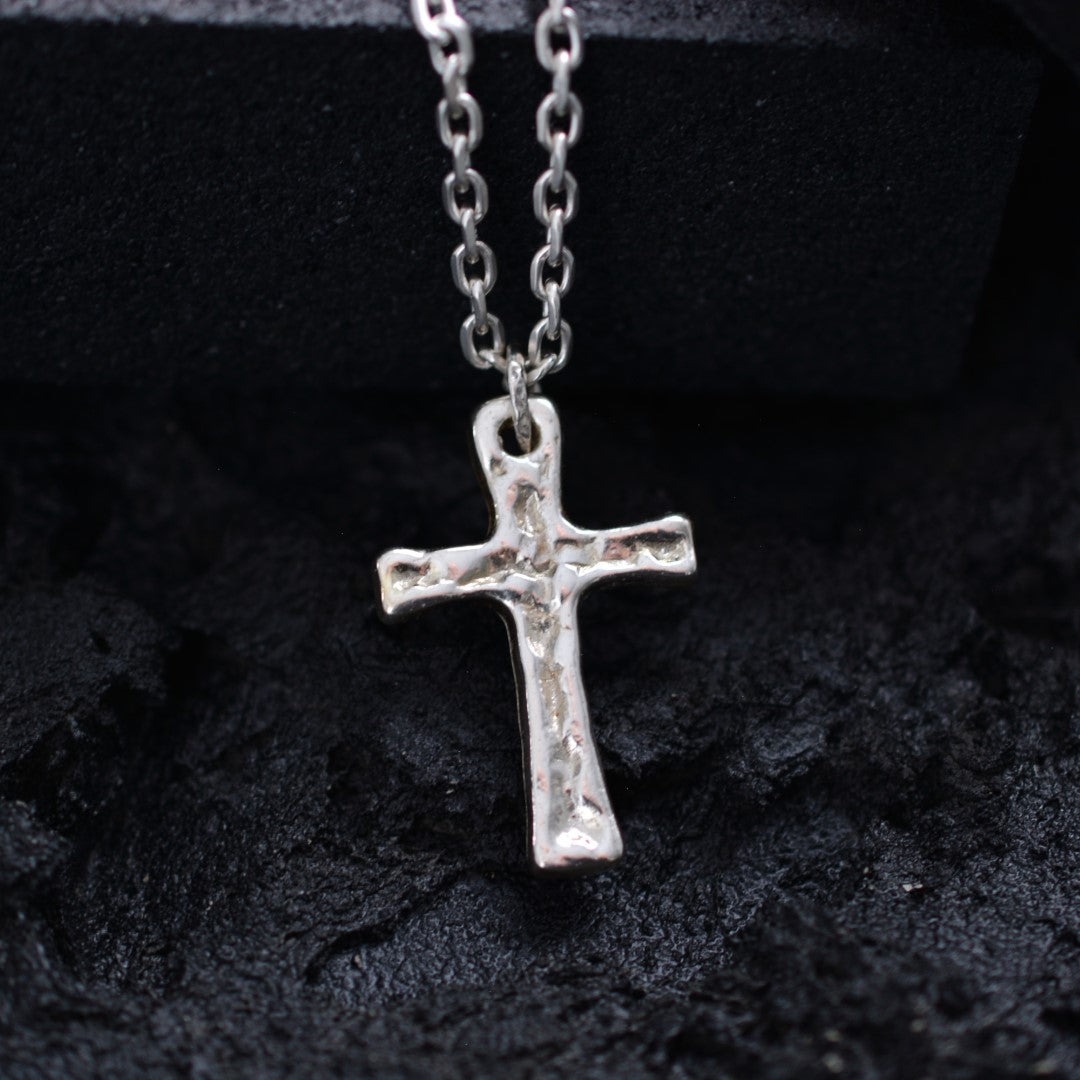 Мъжки масивен сребърен кръст 925 „Сила и вяра“ – ръчно полиран символ на устойчивост и защита