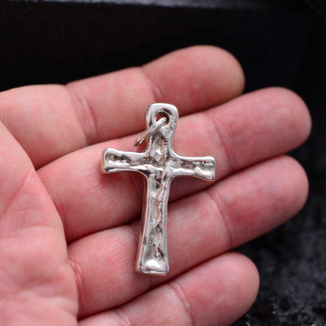 Мъжки масивен сребърен кръст 925 „Сила и вяра“ – ръчно полиран символ на устойчивост и защита