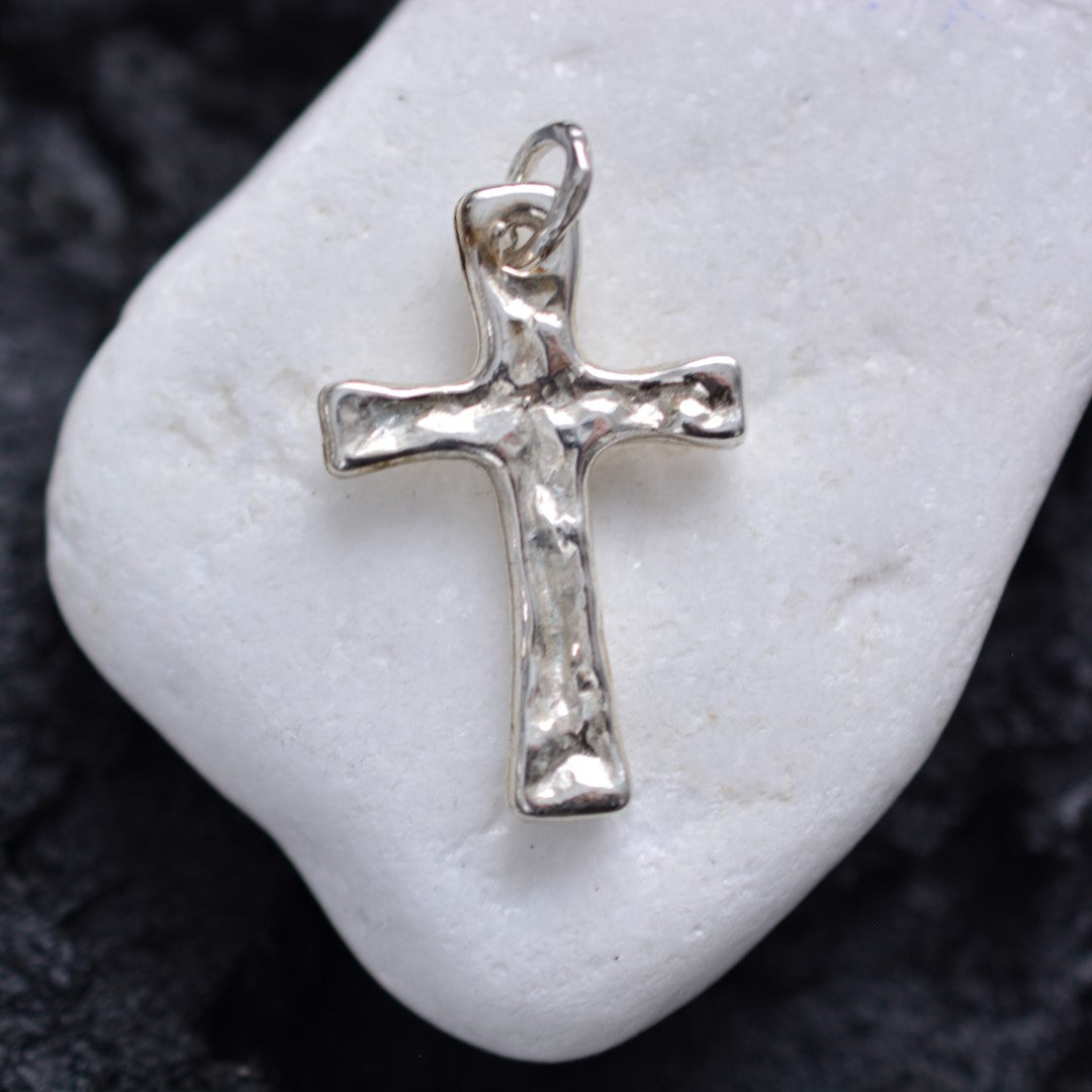Мъжки масивен сребърен кръст 925 „Сила и вяра“ – ръчно полиран символ на устойчивост и защита