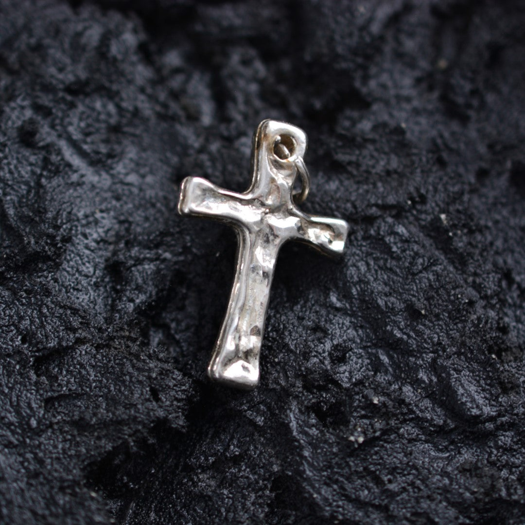 Мъжки масивен сребърен кръст 925 „Сила и вяра“ – ръчно полиран символ на устойчивост и защита