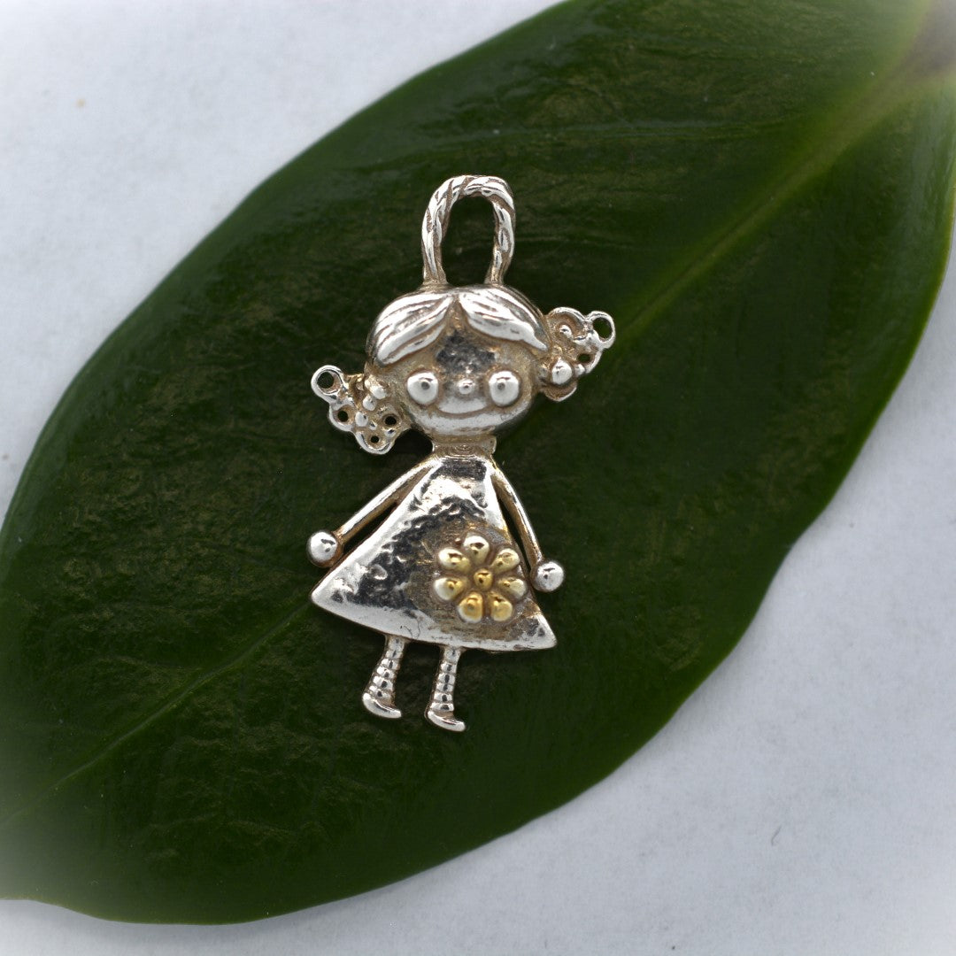 „Момиченце с цвете“ – сребърен медальон 925 със златни акценти | Талисман на радостта, чистата обич и детската невинност | Амулет на връзката между майка и дъщеря | Бохо – Рустик – Скулптурни бижута | Арт Дива