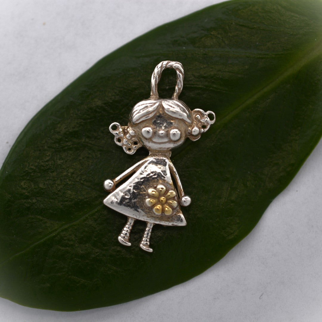 „Момиченце с цвете“ – сребърен медальон 925 със златни акценти | Талисман на радостта, чистата обич и детската невинност | Амулет на връзката между майка и дъщеря | Бохо – Рустик – Скулптурни бижута | Арт Дива