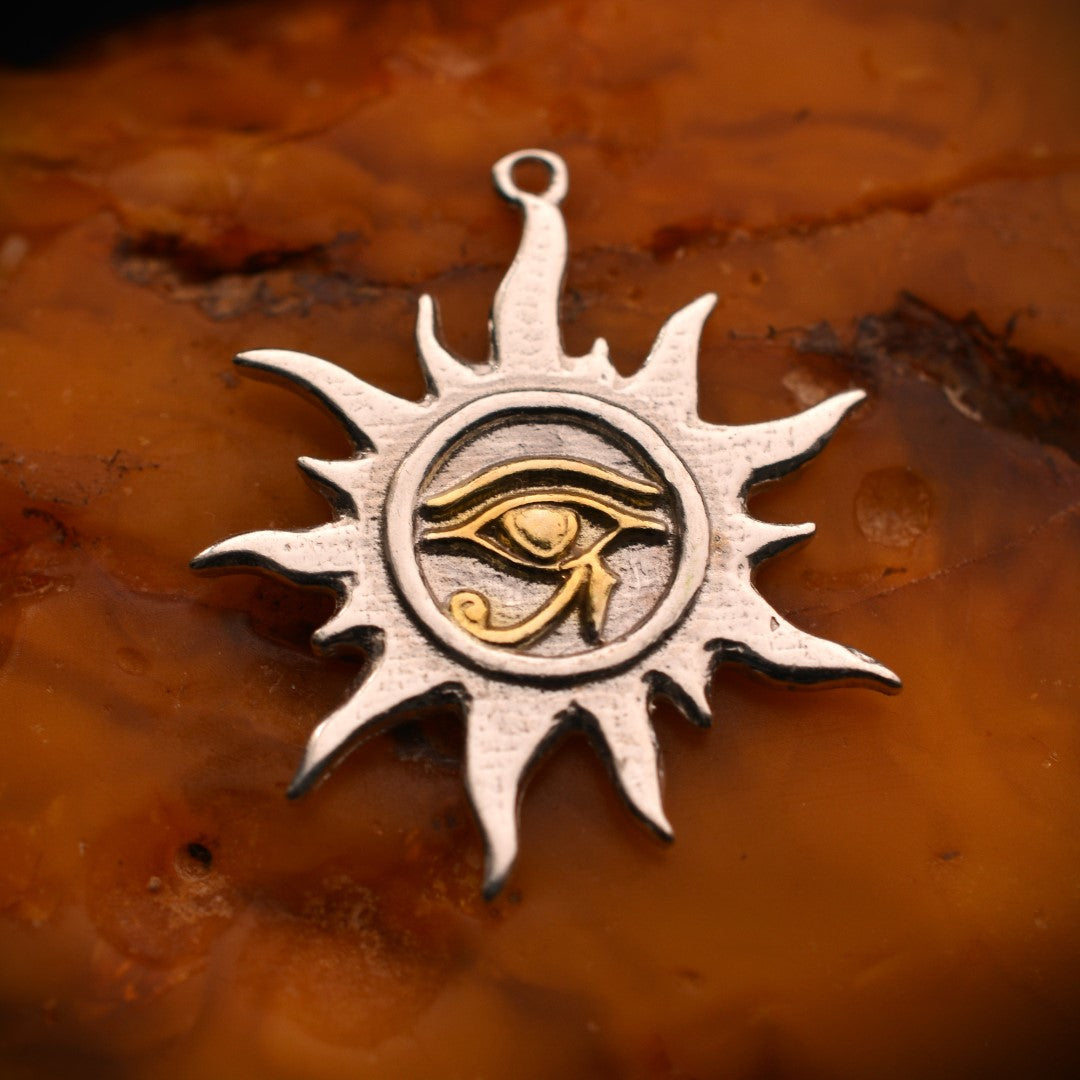 Сребърен медальон 925 „Окото на Ра – Слънчев талисман“ | Ръчно полирано със златни акценти | Арт Дива