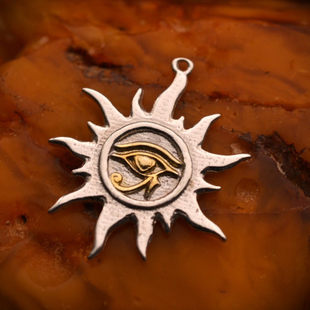 Сребърен медальон 925 „Окото на Ра – Слънчев талисман“ | Ръчно полирано със златни акценти | Арт Дива
