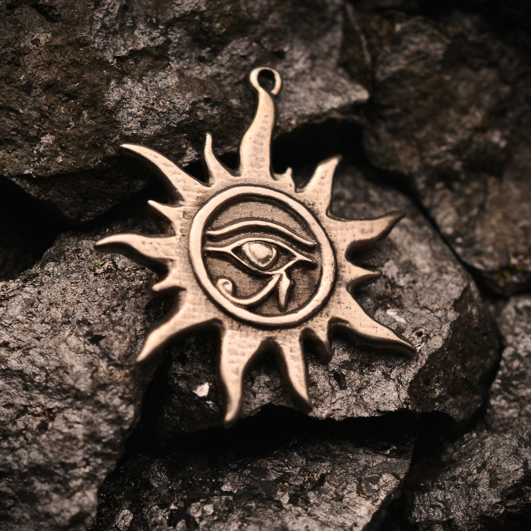 Сребърен медальон 925 „Окото на Ра – Слънчев талисман“ | Оксидирано бохо–рустик скулптурно бижу | Арт Дива