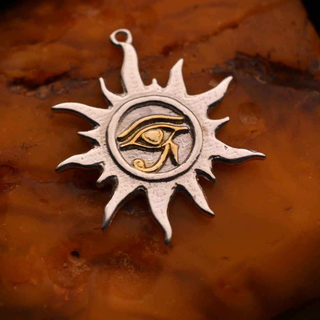 Сребърен медальон 925 „Окото на Ра – Слънчев талисман“ | Ръчно полирано със златни акценти | Арт Дива