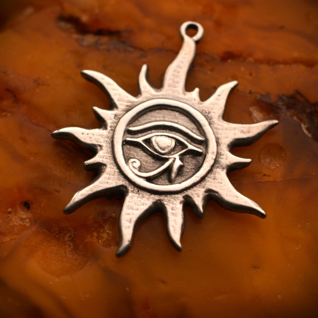 Сребърен медальон 925 „Окото на Ра – Слънчев талисман“ | Оксидирано бохо–рустик скулптурно бижу | Арт Дива