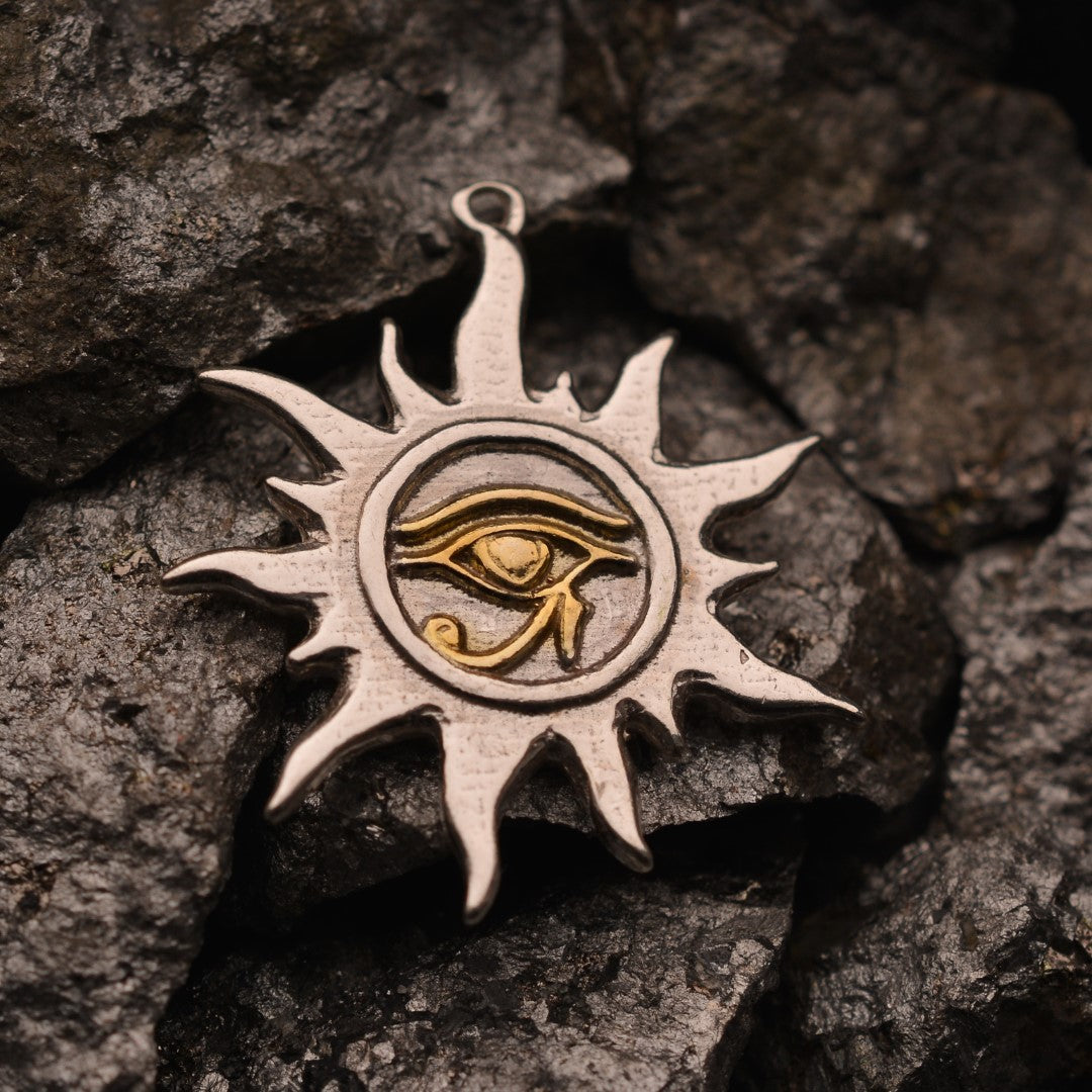 Сребърен медальон 925 „Окото на Ра – Слънчев талисман“ | Ръчно полирано със златни акценти | Арт Дива
