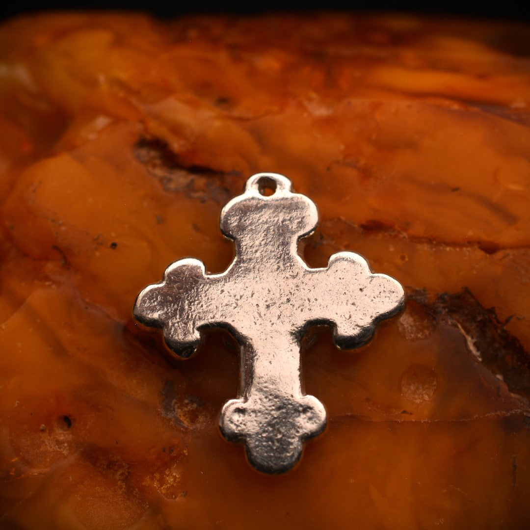 Сребърен медальон 925 „Орнаментиран кръст с цвете“ – талисман за закрила, хармония и вътрешен мир | Ръчно полирано бижу със златни акценти | Арт Дива