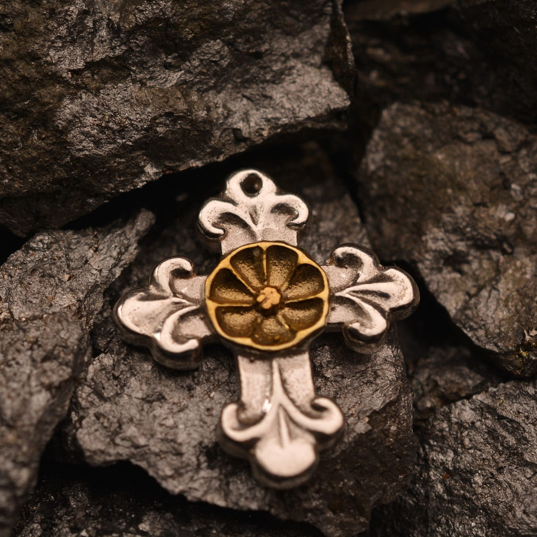 Сребърен медальон 925 „Орнаментиран кръст с цвете“ – талисман за закрила, хармония и вътрешен мир | Ръчно полирано бижу със златни акценти | Арт Дива