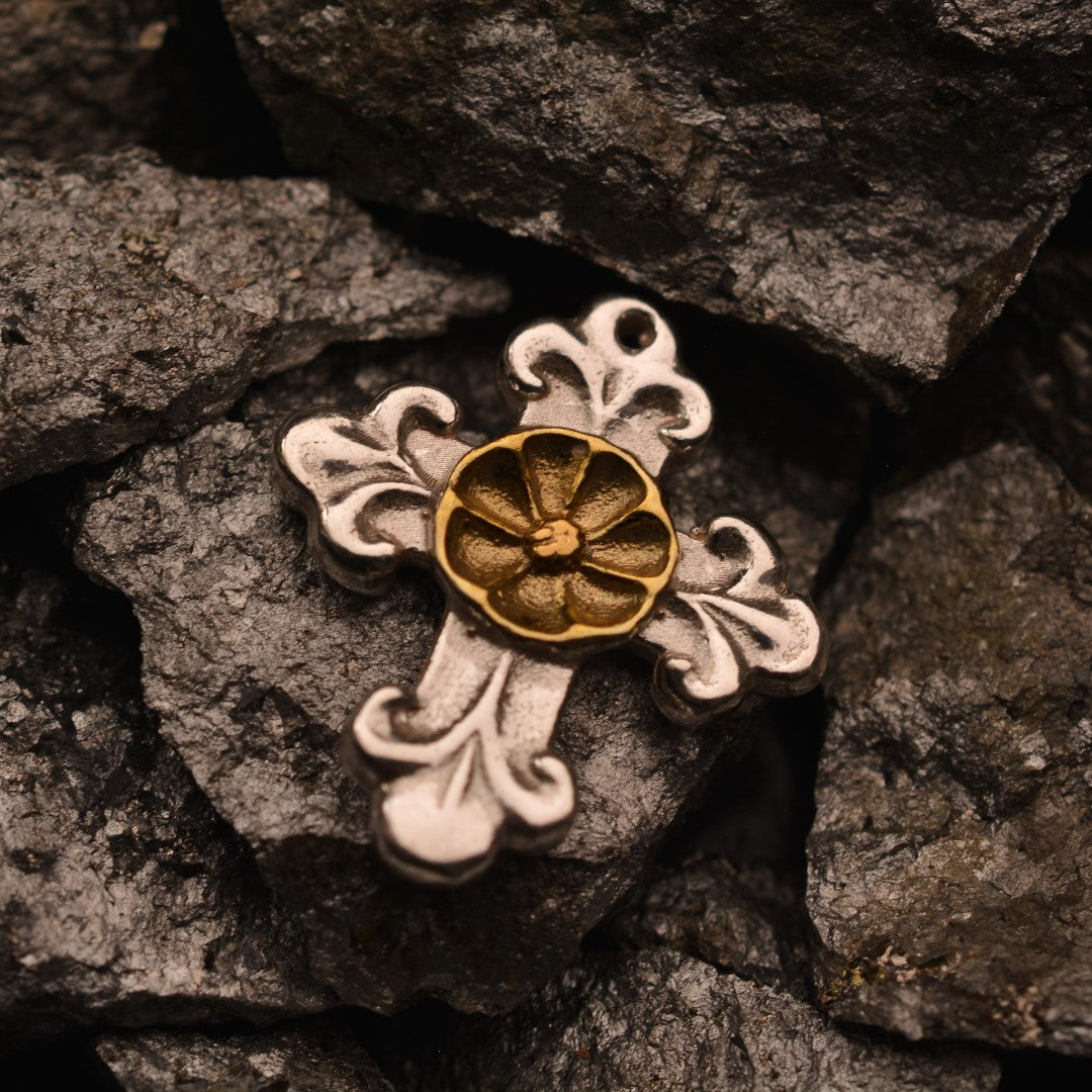 Сребърен медальон 925 „Орнаментиран кръст с цвете“ – талисман за закрила, хармония и вътрешен мир | Ръчно полирано бижу със златни акценти | Арт Дива